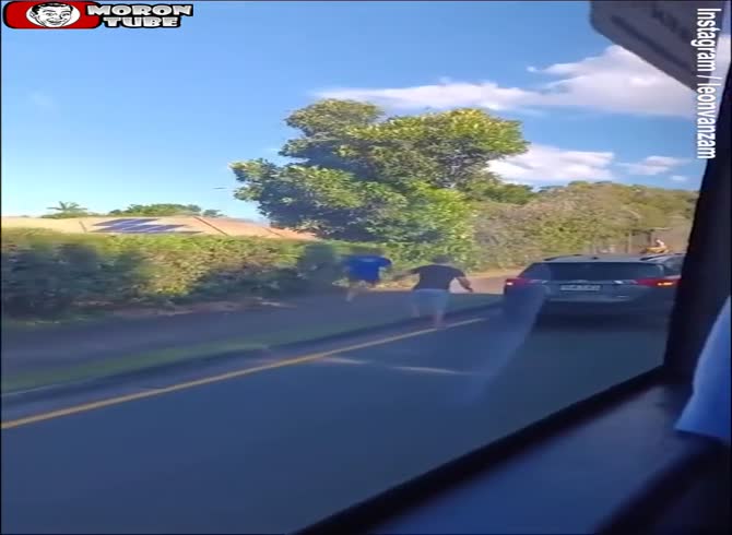 Video :During a road rage, he strikes a man with a mason's ruler